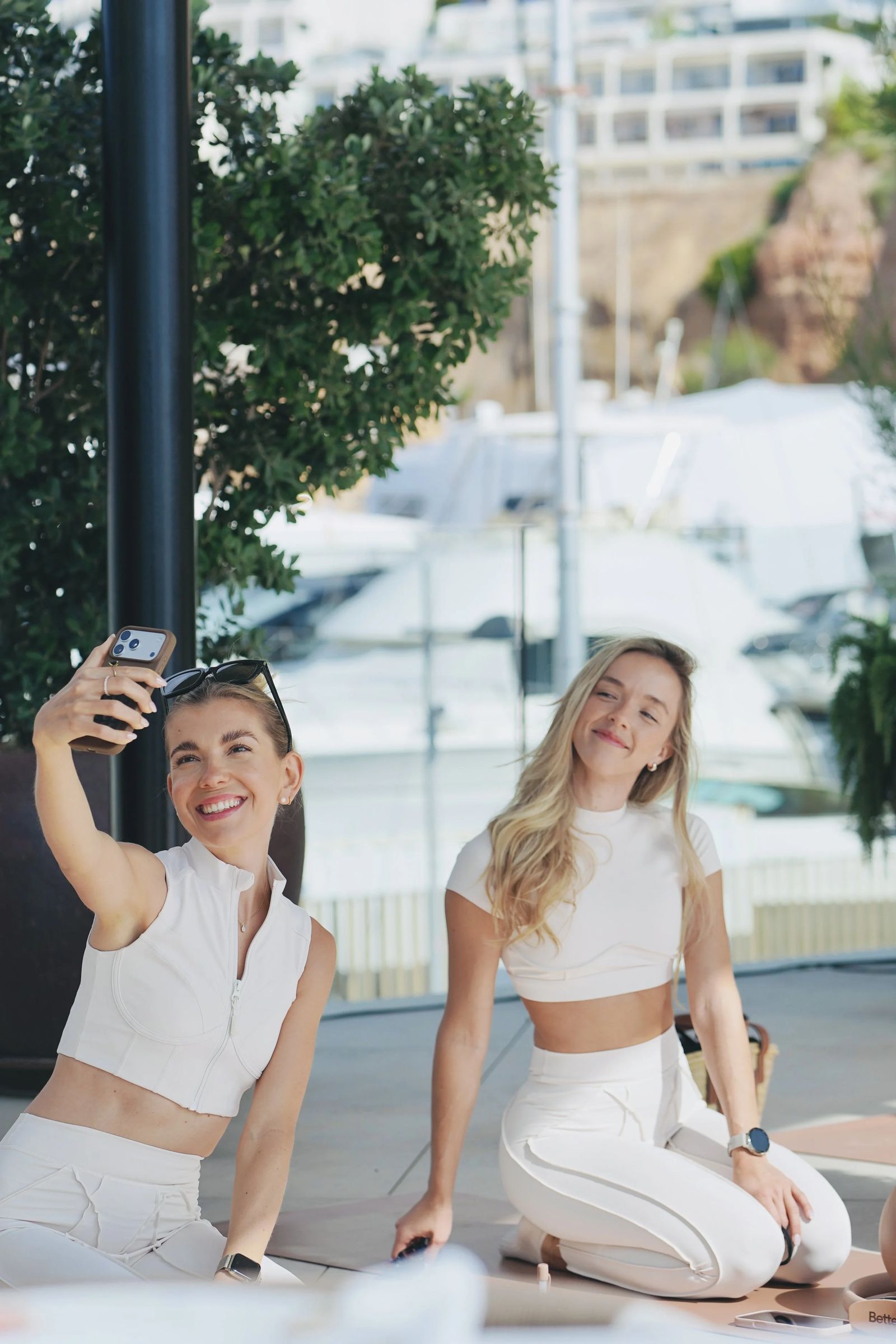 Amies partageant un moment lors d'un événement bien-être en beach club