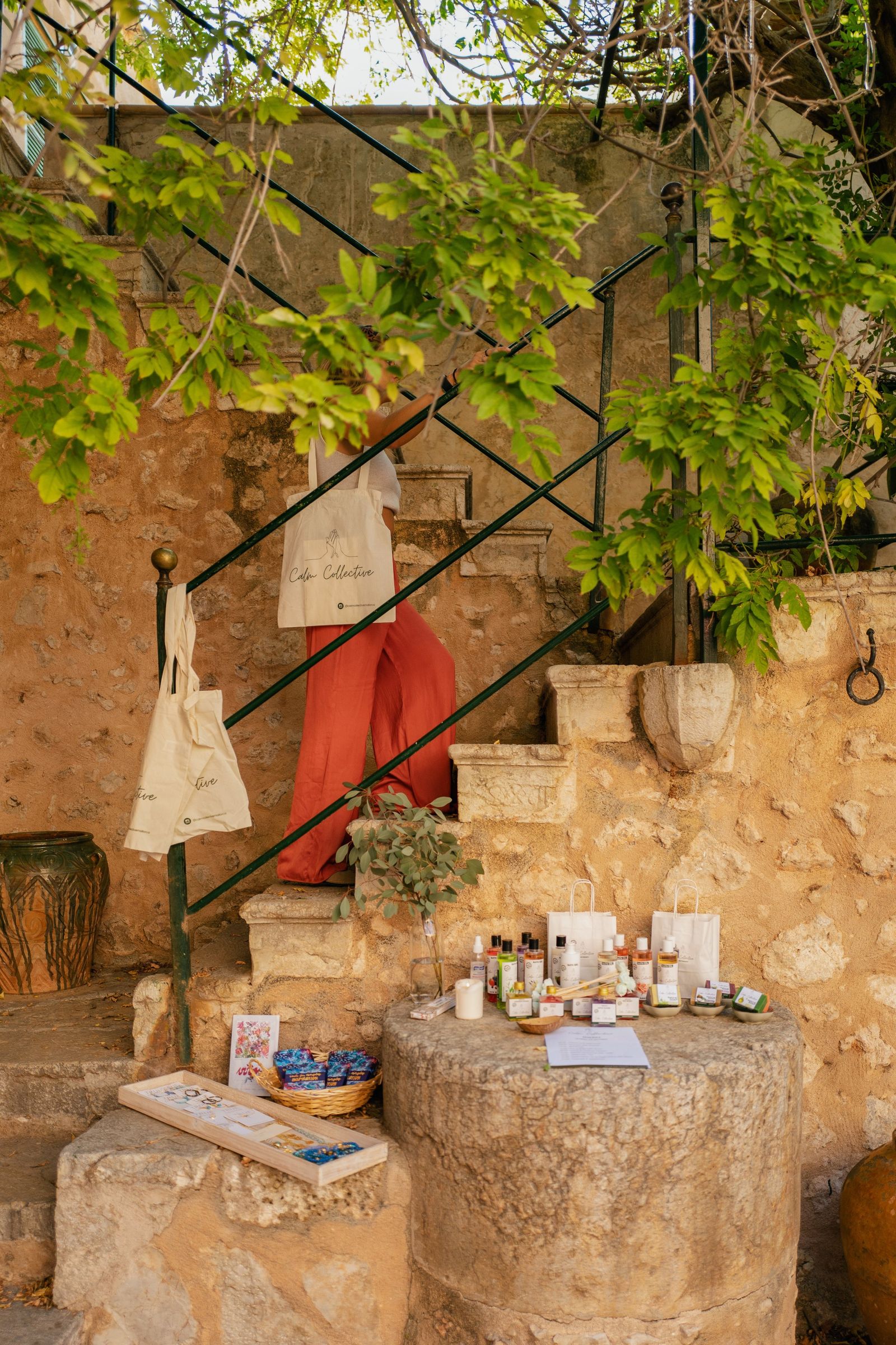 Stand de marché bien-être contre le mur en pierre d'une finca
